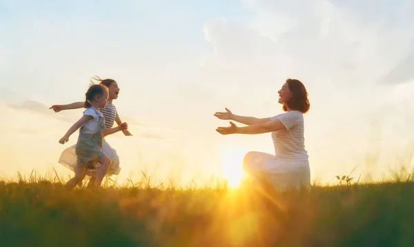 快乐的一家人在夏天散步 母亲和女儿在公园里散步 欣赏美丽的大自然 — 图库照片