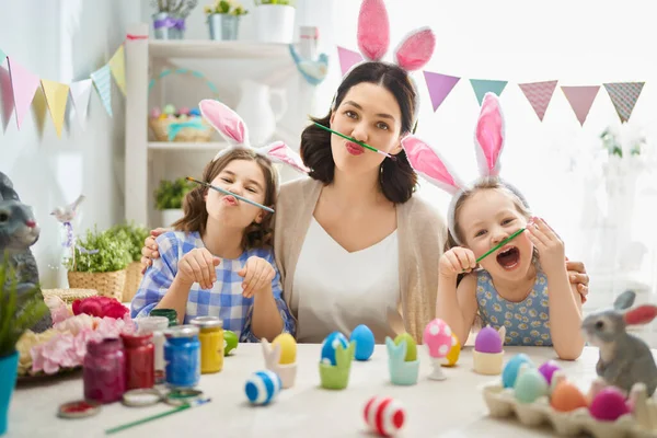 Kellemes Ünnepeket Egy Anya Lányai Tojást Festenek Család Húsvétra Készül — Stock Fotó