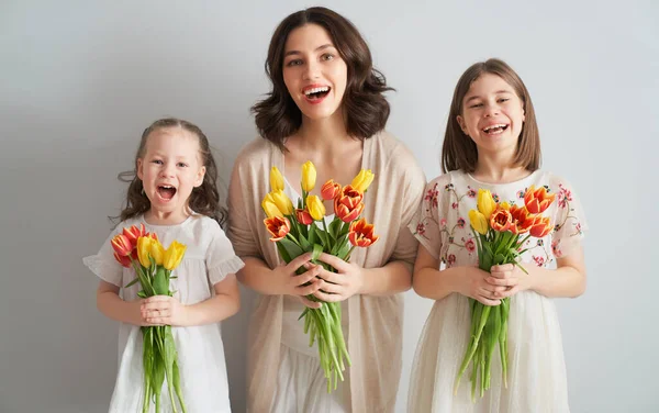 Feliz Día Las Mujeres Los Niños Felicitan Mamá Dan Tulipanes — Foto de Stock