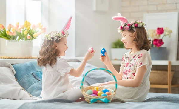 Niedliche Kleine Kinder Mit Hasenohren Ostersonntag Mädchen Mit Bemalten Eiern — Stockfoto