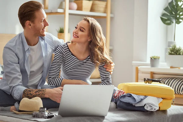 Adventure Happy Couple Preparing Journey Young People Packing Suitcases Trip — Stock Photo, Image