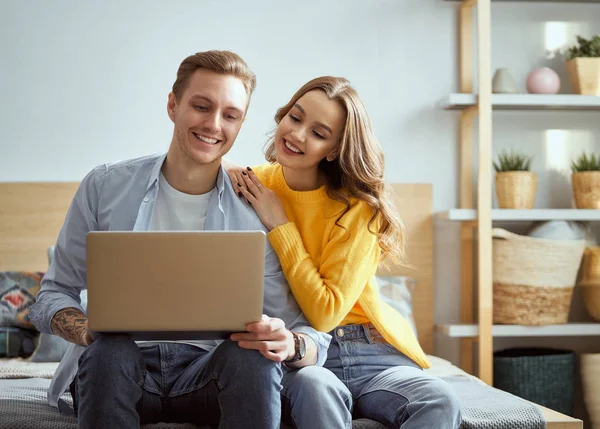 Casal Jovem Está Usando Laptop Sentado Cama Casa — Fotografia de Stock