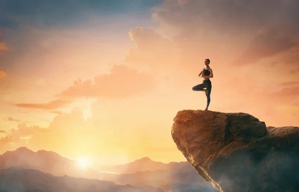 Kvinna Övar Yoga Och Mediterar Berget — Stockfoto
