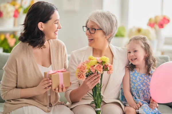 Šťastný Den Matek Dcera Gratuluje Mámě Babičce Jim Dávají Květiny — Stock fotografie