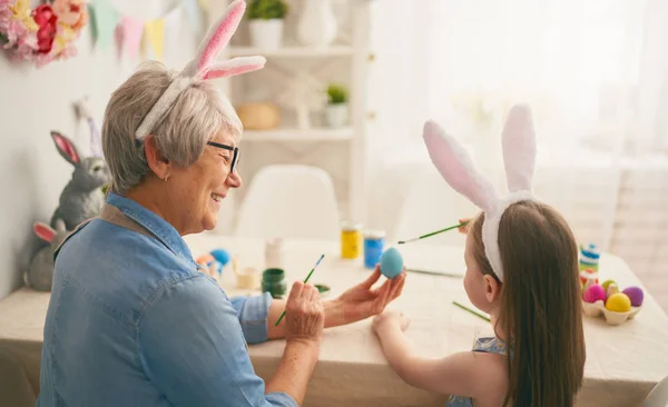 Feliz Pascua Una Abuela Nieta Pintando Huevos Pascua Familia Feliz — Foto de Stock