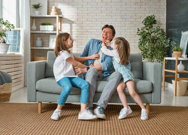 Feliz Família Amorosa Papai Suas Filhas Crianças Meninas Brincando Juntos — Fotografia de Stock