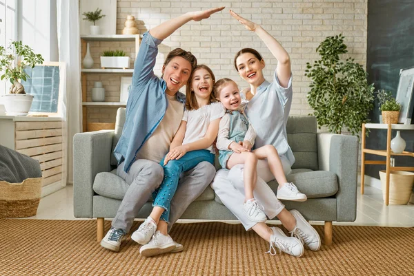 Glückliche Familie Zwei Kinder Töchter Mit Mutter Und Vater Mama — Stockfoto