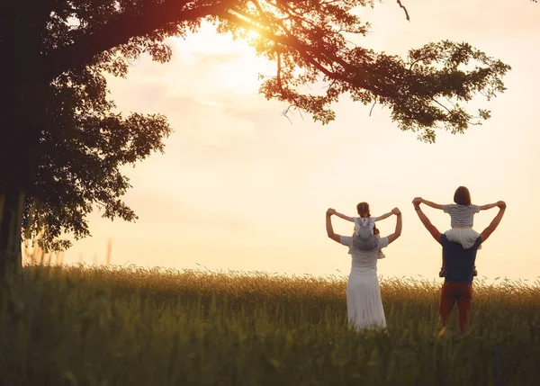 Famiglia Felice Passeggiata Estiva Madre Padre Figlie Passeggiando Nel Parco — Foto Stock