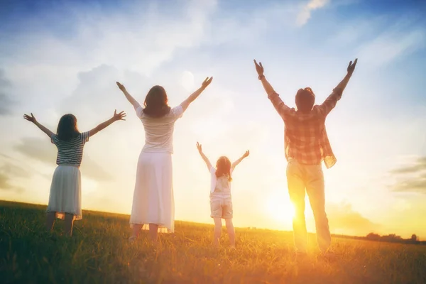 Família Feliz Passeio Verão Mãe Pai Filhas Caminhando Parque Desfrutando — Fotografia de Stock