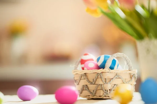 Joyeux Pâques Fond Avec Des Œufs Colorés Dans Panier Décoration — Photo