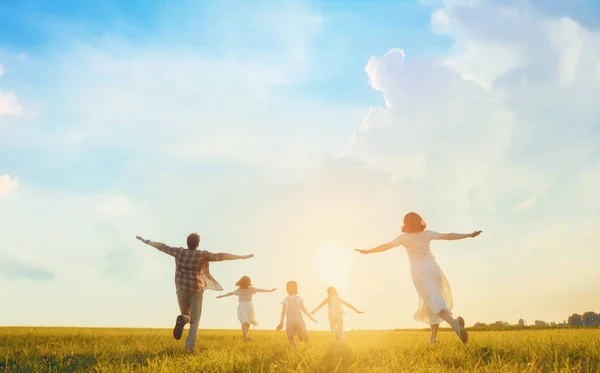 Gelukkige Familie Zomerwandeling Moeder Vader Dochters Wandelen Het Park Genieten — Stockfoto