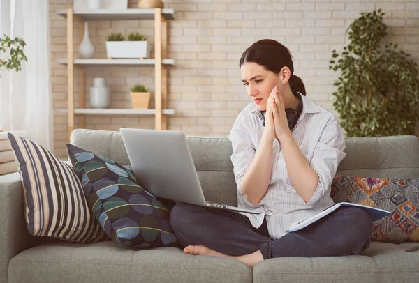 Hermosa Mujer Trabajando Una Computadora Portátil Casa —  Fotos de Stock