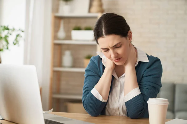 Wanita Cantik Bekerja Pada Laptop Rumah — Stok Foto