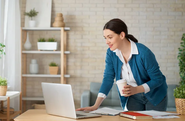 Glad Casual Vacker Kvinna Som Arbetar Bärbar Dator Hemma — Stockfoto