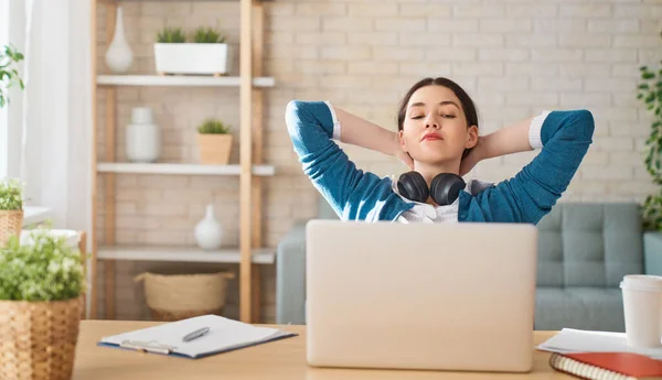 Felice Donna Bella Casuale Che Lavora Computer Portatile Casa — Foto Stock