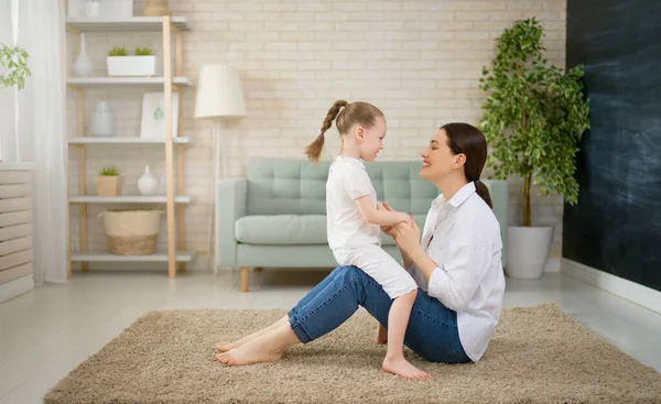 Feliz Dia Mãe Mamãe Sua Filha Criança Menina Estão Brincando — Fotografia de Stock