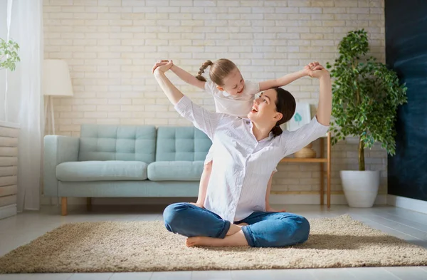 Feliz Dia Mãe Mamãe Sua Filha Criança Menina Estão Brincando — Fotografia de Stock