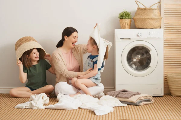 Mooie Jonge Vrouw Kinderen Meisjes Kleine Helpers Hebben Plezier Glimlachen — Stockfoto