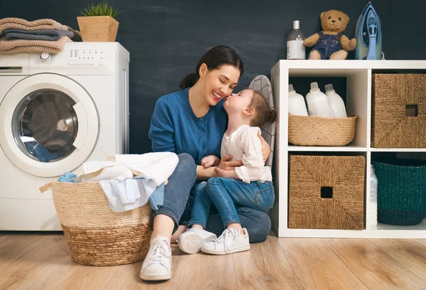 Bella Giovane Donna Bambina Piccola Aiutante Stanno Divertendo Sorridendo Mentre — Foto Stock