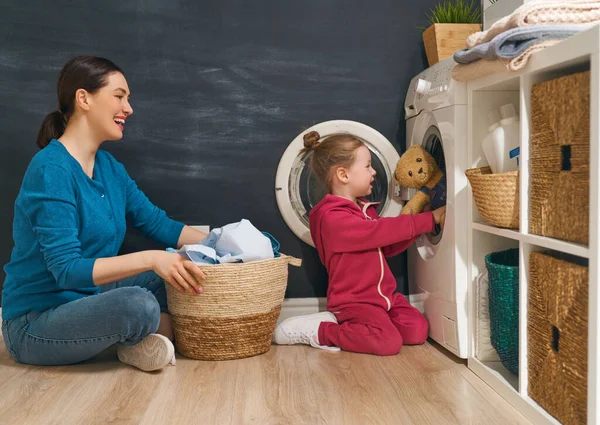 Schöne Junge Frau Und Kind Mädchen Kleine Helferin Haben Spaß — Stockfoto