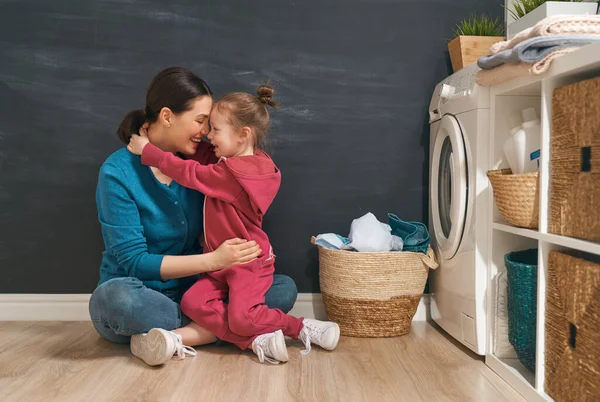 Schöne Junge Frau Und Kind Mädchen Kleine Helferin Haben Spaß — Stockfoto