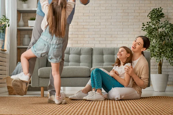 Famiglia Felice Due Figlie Con Madre Padre Mamma Papà Ragazze — Foto Stock