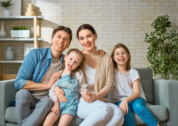 Glückliche Familie Zwei Kinder Töchter Mit Mutter Und Vater Mama — Stockfoto