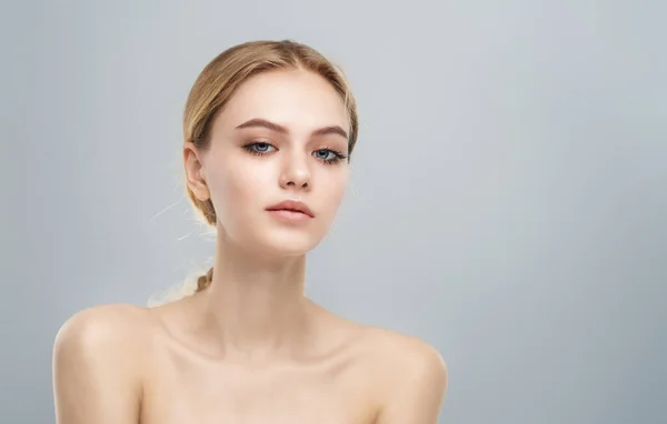 Retrato Una Hermosa Joven Sobre Fondo Gris — Foto de Stock