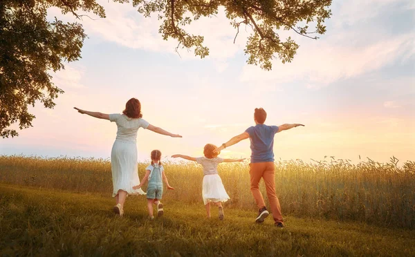 Glückliche Familie Auf Sommerwanderung Mutter Vater Und Töchter Spazieren Park — Stockfoto