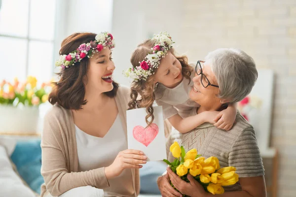 Днем Матері Дитяча Дочка Вітає Маму Бабусю Даруючи Квіти Подарунок — стокове фото