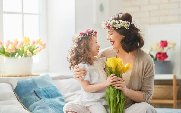 Gelukkige Moederdag Kind Feliciteert Moeder Moeder Dochter Glimlachen Knuffelen Familie — Stockfoto