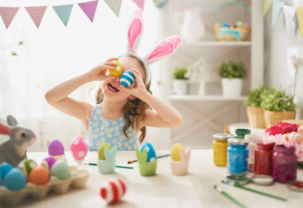 Hermoso Niño Pintando Huevos Familia Feliz Preparándose Para Pascua Linda — Foto de Stock