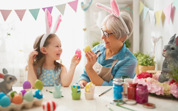 Wesołych Świąt Babcia Jej Wnuczka Malują Wielkanocne Jajka Szczęśliwa Rodzina — Zdjęcie stockowe