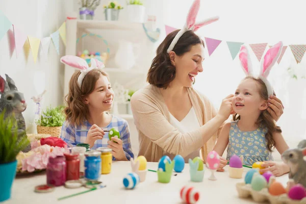 Felices Vacaciones Una Madre Sus Hijas Están Pintando Huevos Familia — Foto de Stock