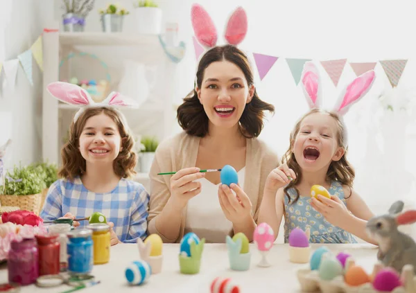 Felices Vacaciones Una Madre Sus Hijas Están Pintando Huevos Familia — Foto de Stock