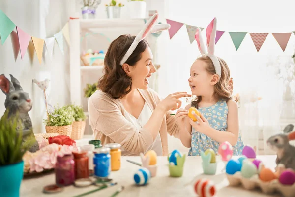 Καλές Γιορτές Μια Μητέρα Και Κόρη Της Βάφουν Αυγά Οικογενειακή — Φωτογραφία Αρχείου
