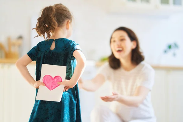 Szczęśliwego Dnia Matki Córka Gratuluje Mamie Daje Pocztówkę Mama Dziewczyna — Zdjęcie stockowe