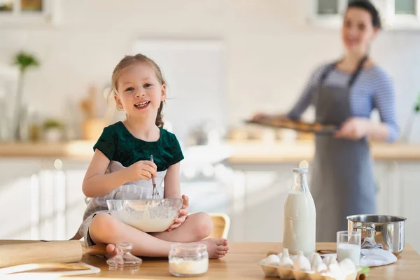 Une Famille Heureuse Aimante Prépare Boulangerie Ensemble Mère Fille Enfant — Photo