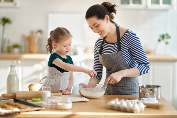 Une Famille Heureuse Aimante Prépare Boulangerie Ensemble Mère Fille Enfant — Photo