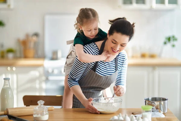 Feliz Familia Amorosa Están Preparando Panadería Juntos Madre Hija Niña — Foto de Stock