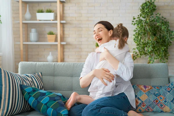 Feliz Día Madre Mamá Hija Niña Están Jugando Sonriendo Abrazándose — Foto de Stock