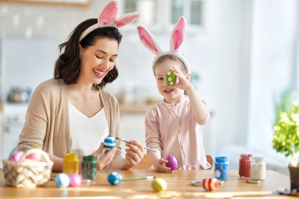 Tatiller Bir Anne Kızı Yumurta Boyuyor Aile Paskalya Için Hazırlanıyor — Stok fotoğraf