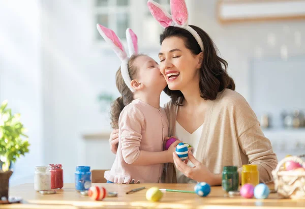 Happy Holiday Mother Her Daughter Painting Eggs Family Preparing Easter — Stock Photo, Image