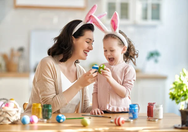 Šťastnou Dovolenou Matka Její Dcera Malují Vejce Rodina Připravuje Velikonoce — Stock fotografie