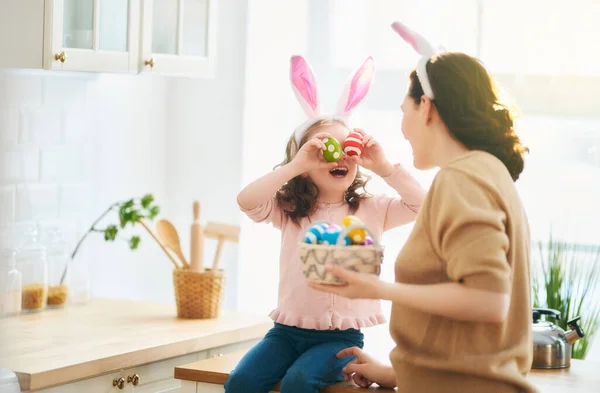 Happy Holiday Mother Her Daughter Painting Eggs Family Preparing Easter — Stock Photo, Image