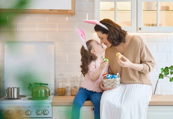 Tatiller Bir Anne Kızı Yumurta Boyuyor Aile Paskalya Için Hazırlanıyor — Stok fotoğraf