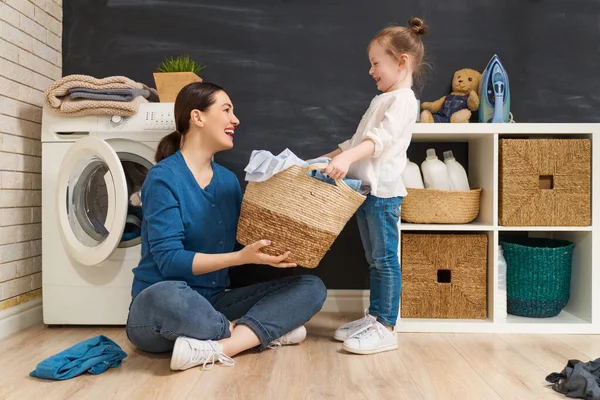 Mooie Jonge Vrouw Kind Meisje Kleine Helper Hebben Plezier Glimlachen — Stockfoto