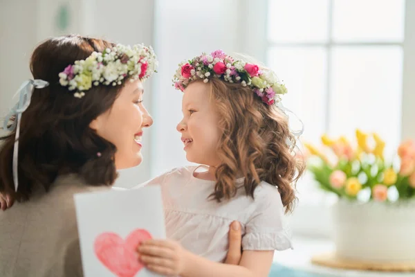 Gelukkige Moederdag Kind Feliciteert Moeder Moeder Dochter Glimlachen Knuffelen Familie — Stockfoto