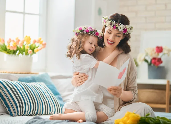 Feliz Dia Mãe Criança Parabenizando Mãe Mãe Filha Sorrindo Abraçando — Fotografia de Stock