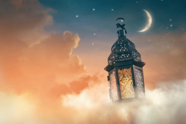 Gece parlayan yanan mumlu süs Arap feneri. Kutlama kartı, Müslüman kutsal ayı için davetiye Ramazan Kareem.